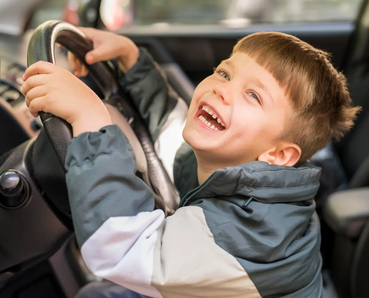 smiley-boy-car